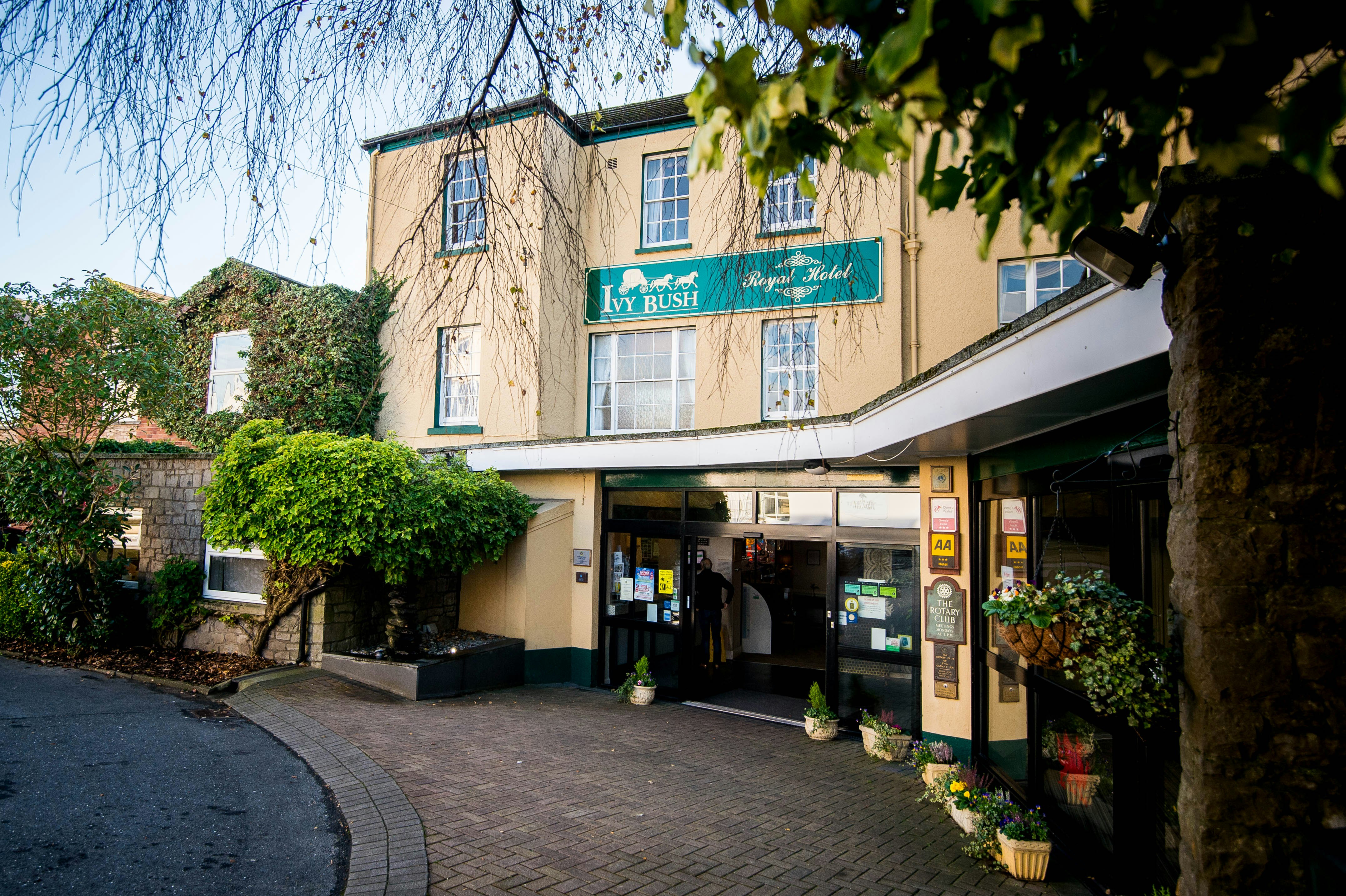The Ivy Bush Royal Hotel 76/77