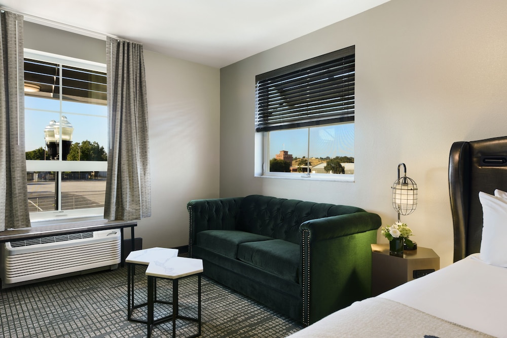 Oxford Suites Paso Robles 37/54