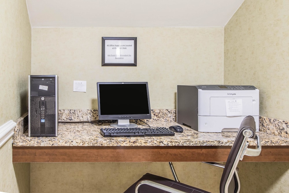 Comfort Inn & Suites Greenwood Near University 59/66