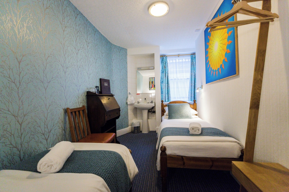 SEMI BASEMENT, TWIN BEDS, SHARED BATHROOM