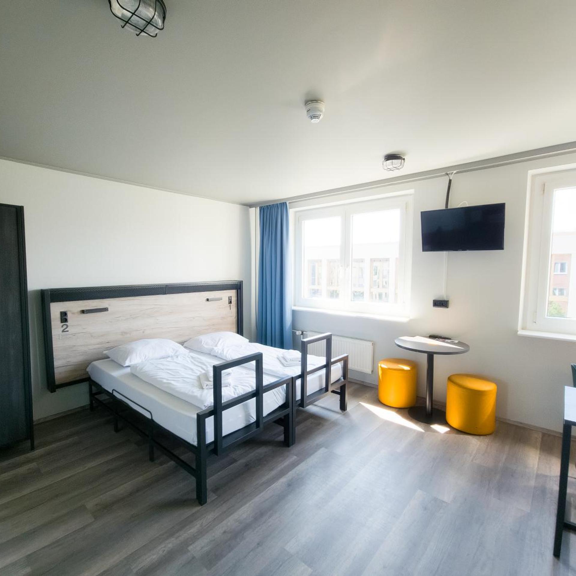 Plus, Single Bed