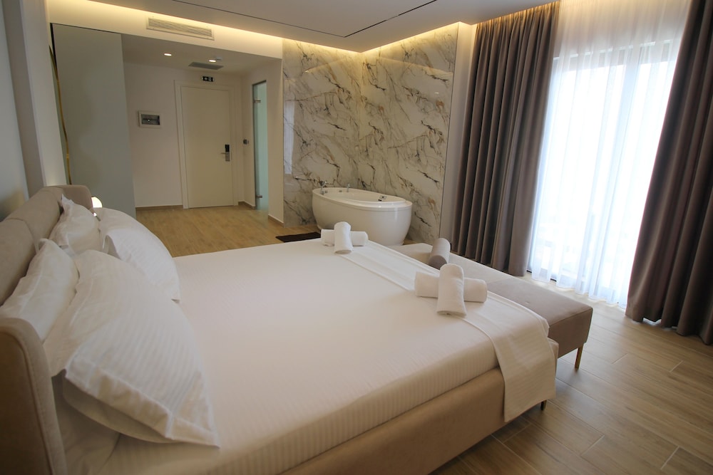 Deluxe, Suite, King Bed, Beach Side, Sofa, Jetted Tub