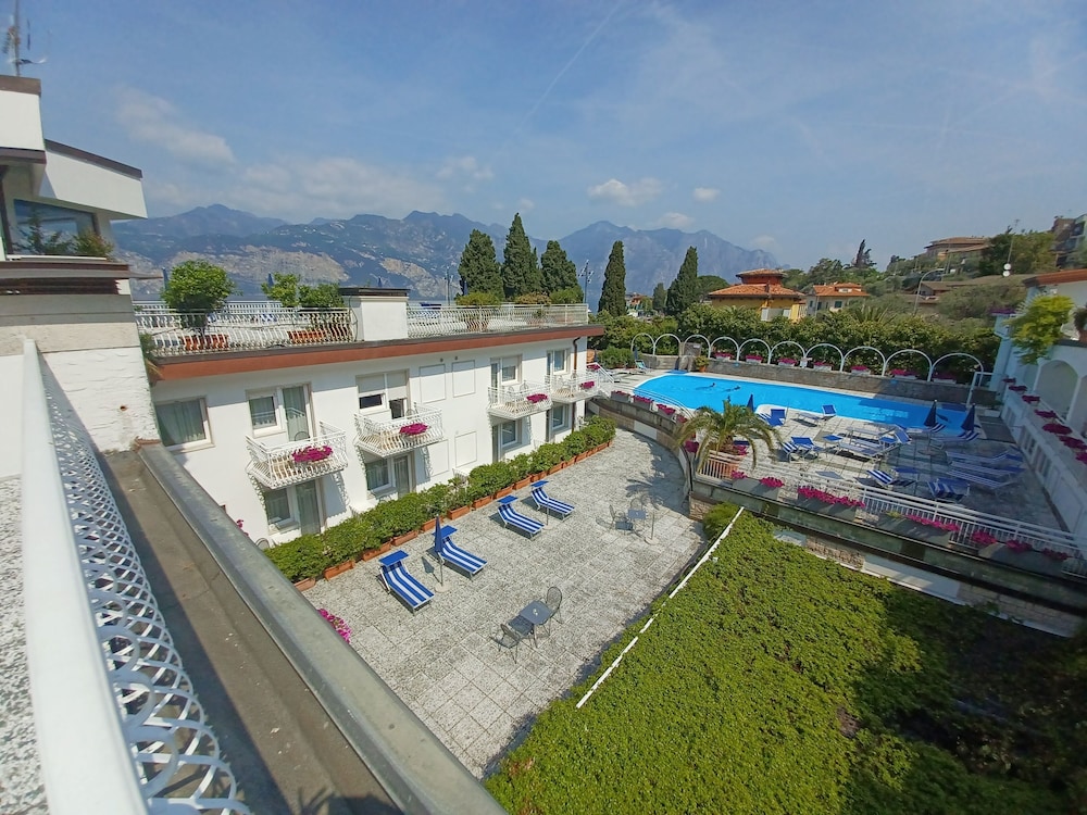 Hotel Excelsior Bay 45/50