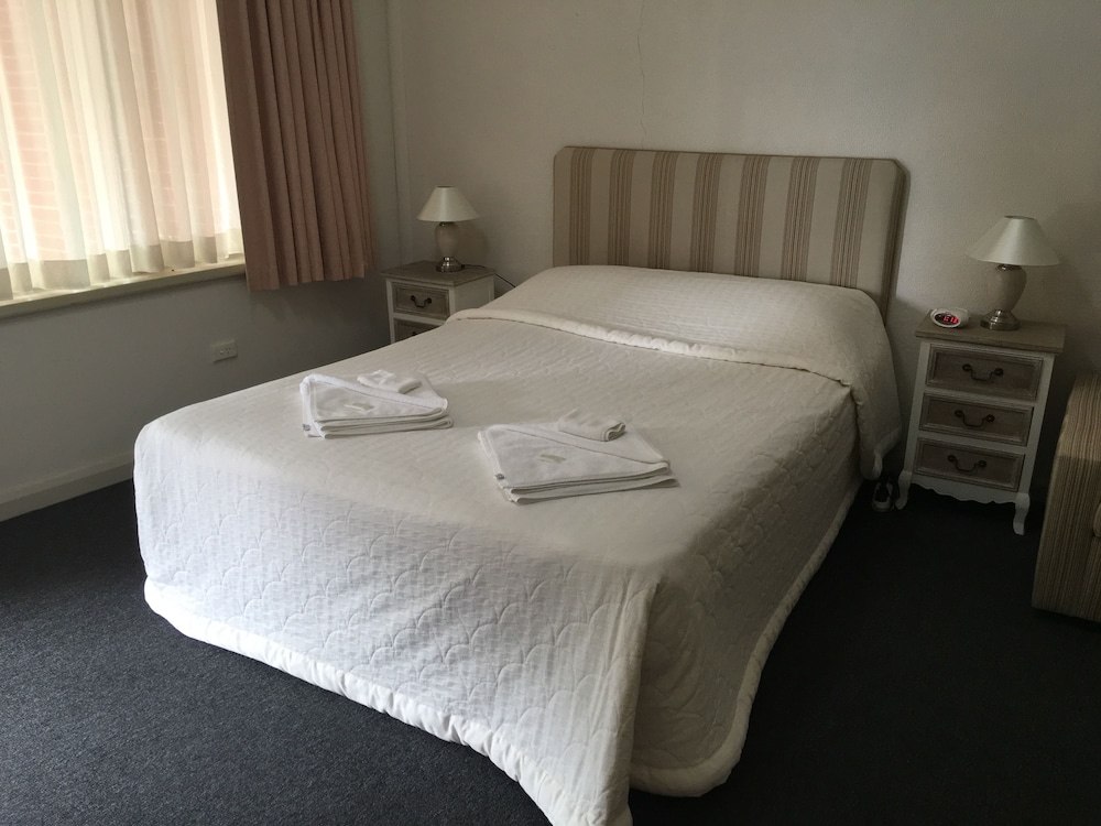 Town & Country Motel 18/42