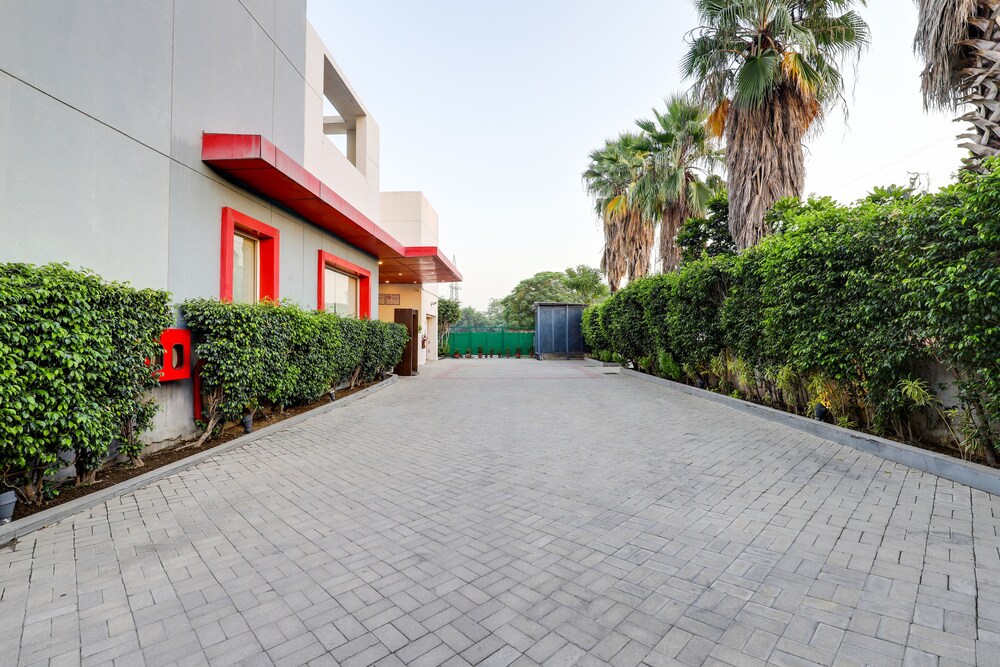 Red Fox Hotel East Delhi 51/59