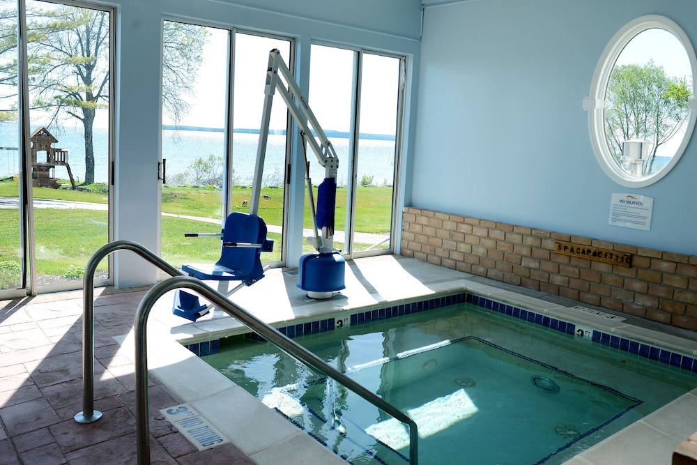 Baymont by Wyndham St. Ignace Lakefront 22/54