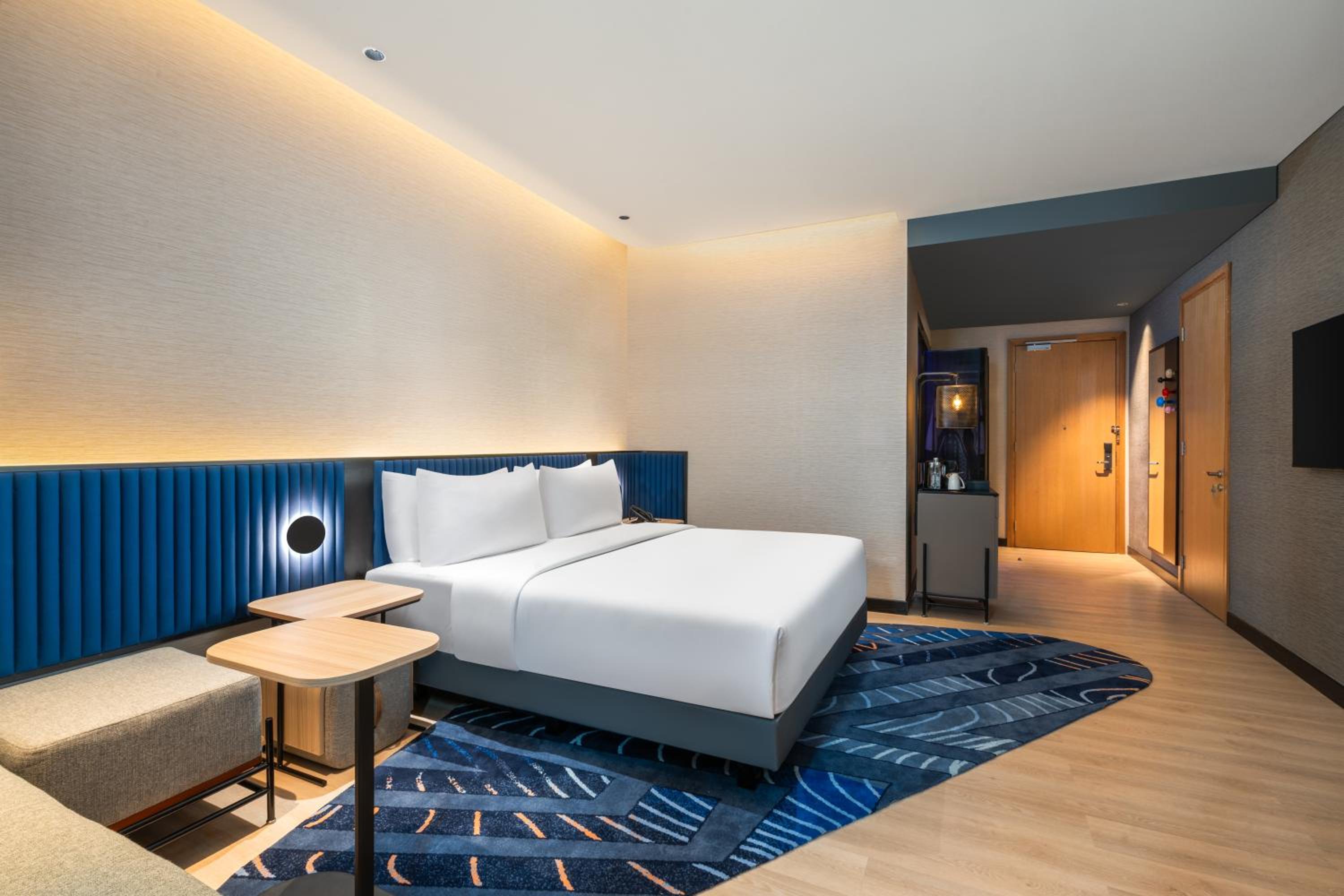 EXECUTIVE, KING BED