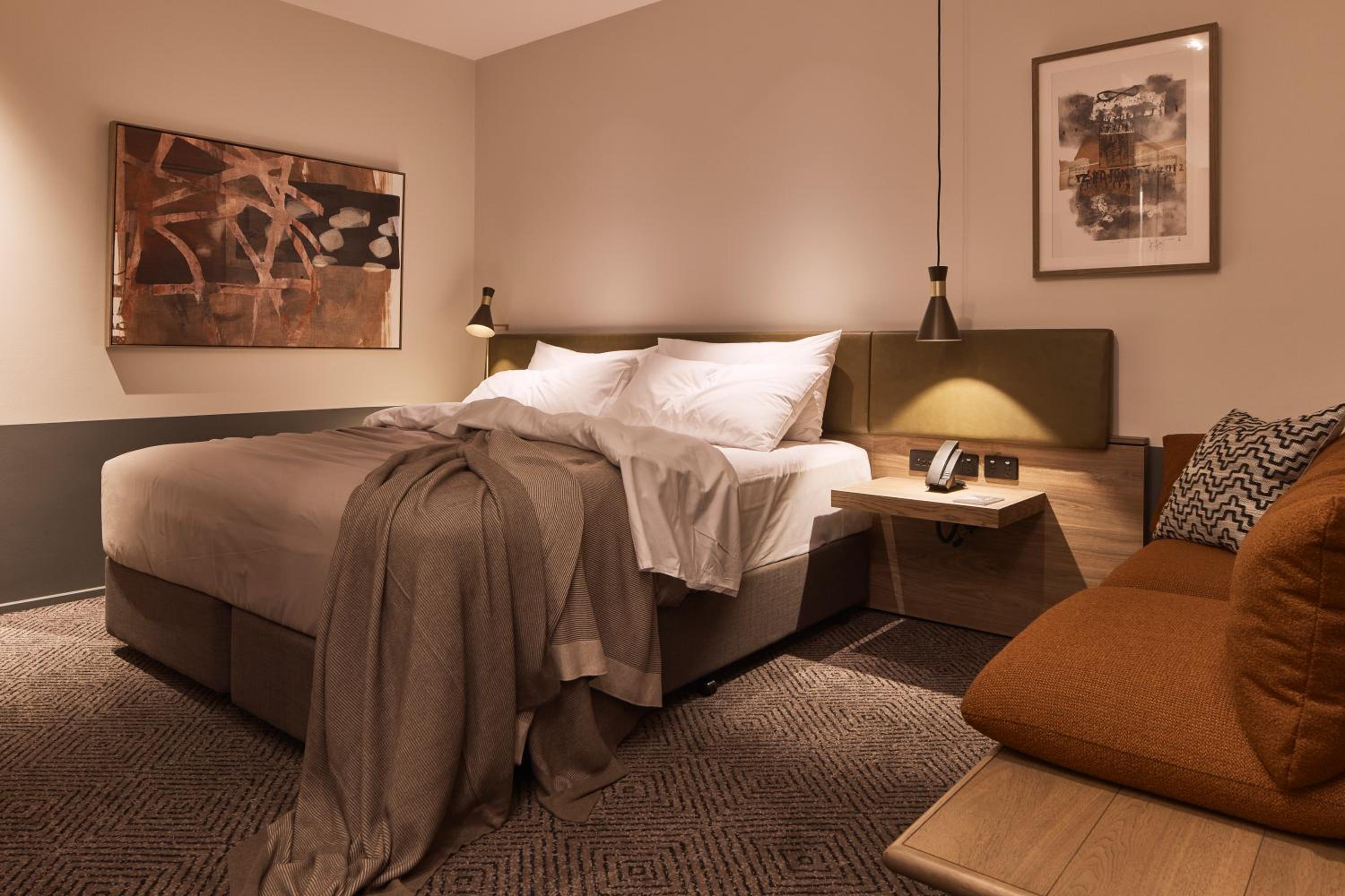 SUPERIOR, KING BED