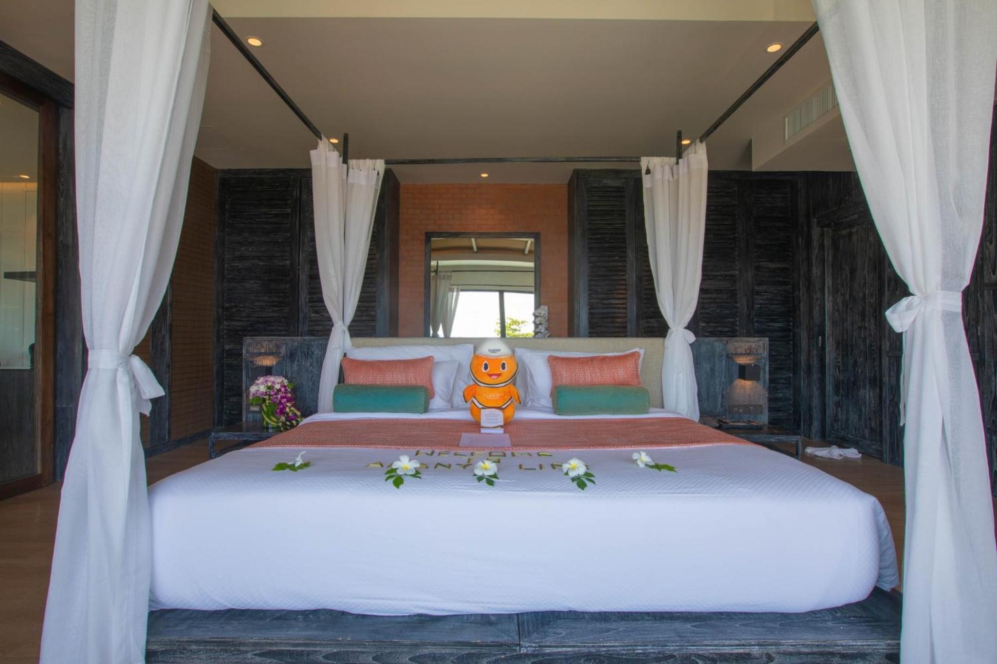 Royal Jacuzzi Pool Suite Sea View