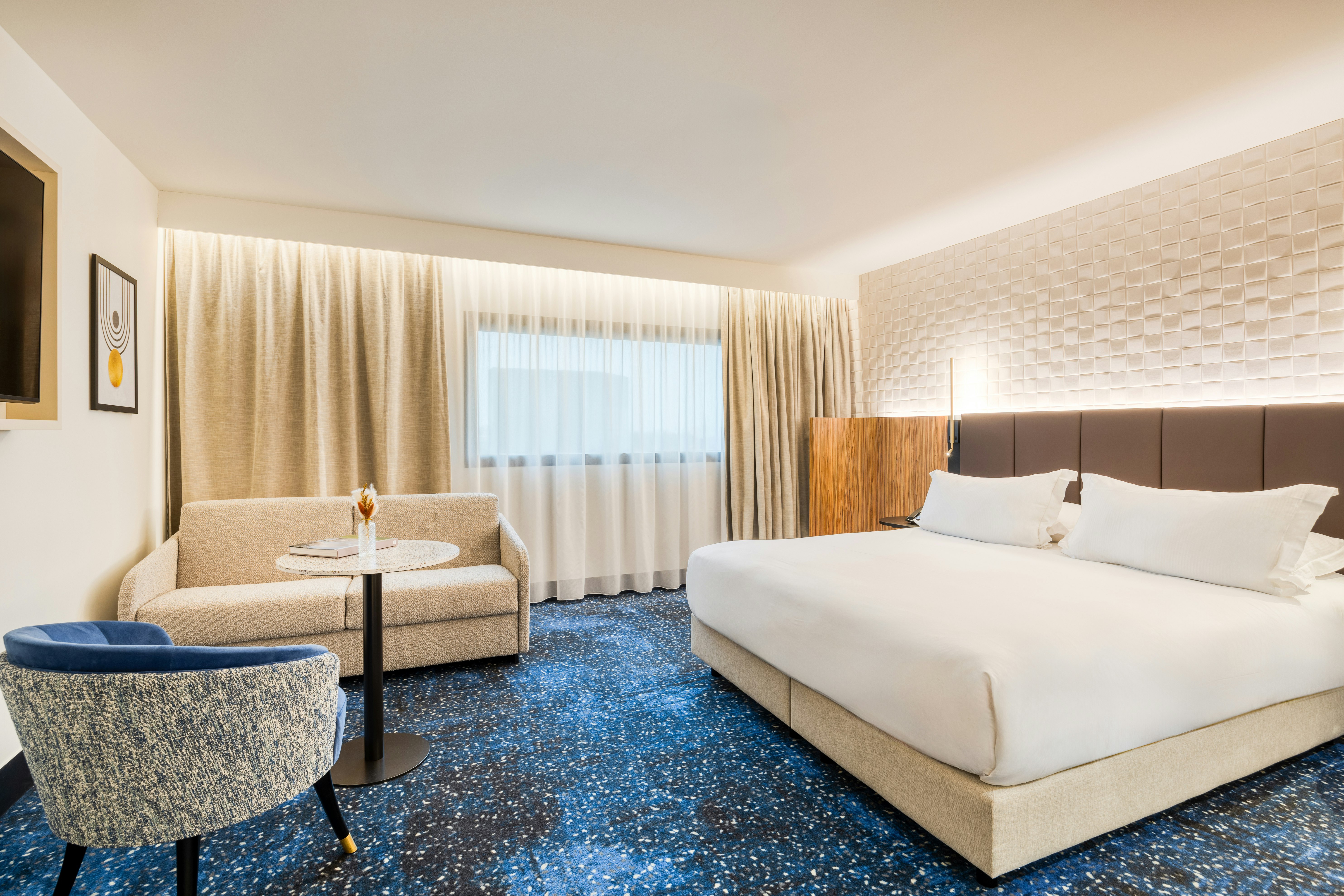GUEST ROOM, KING BED, SOFA