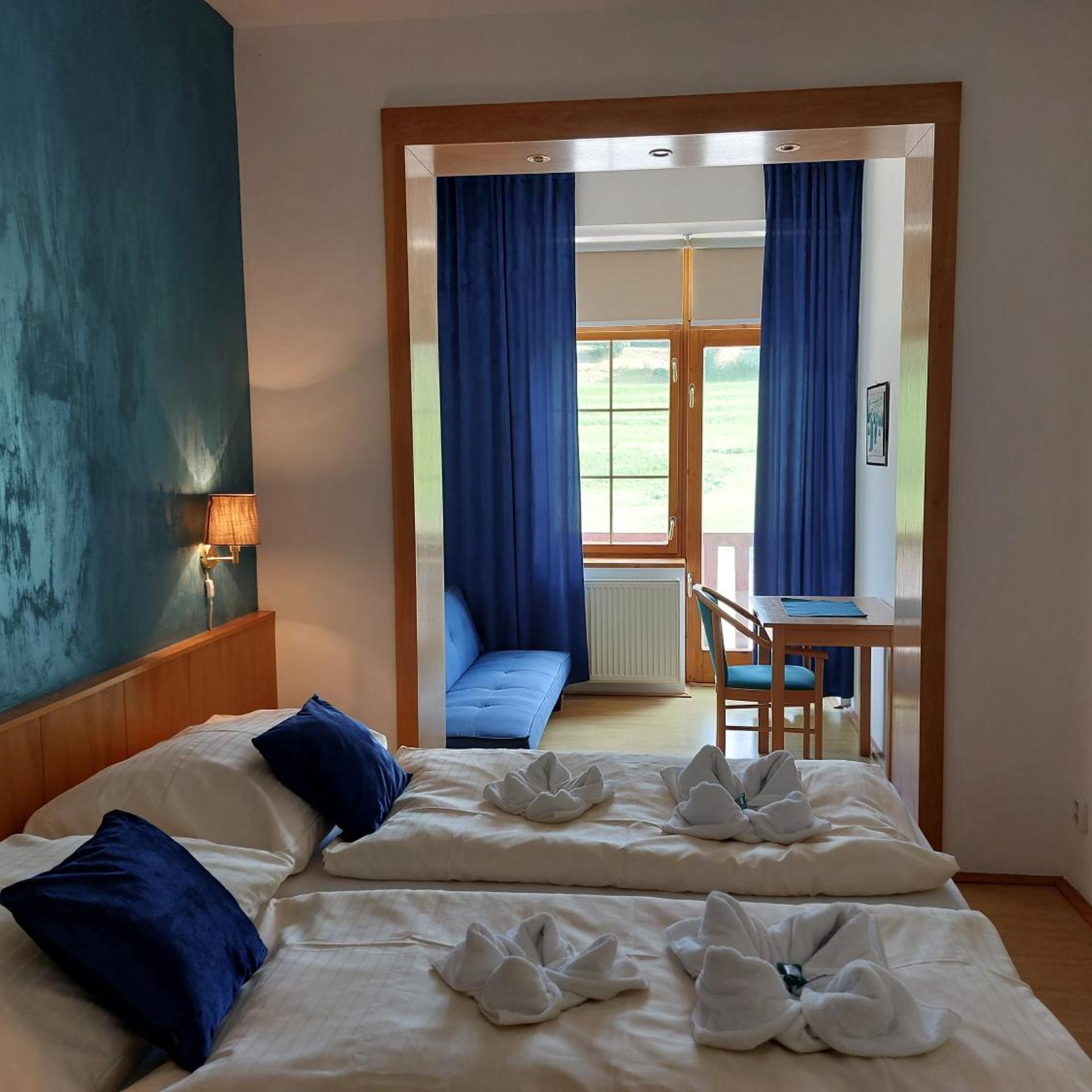 Gold Hotel 17/50