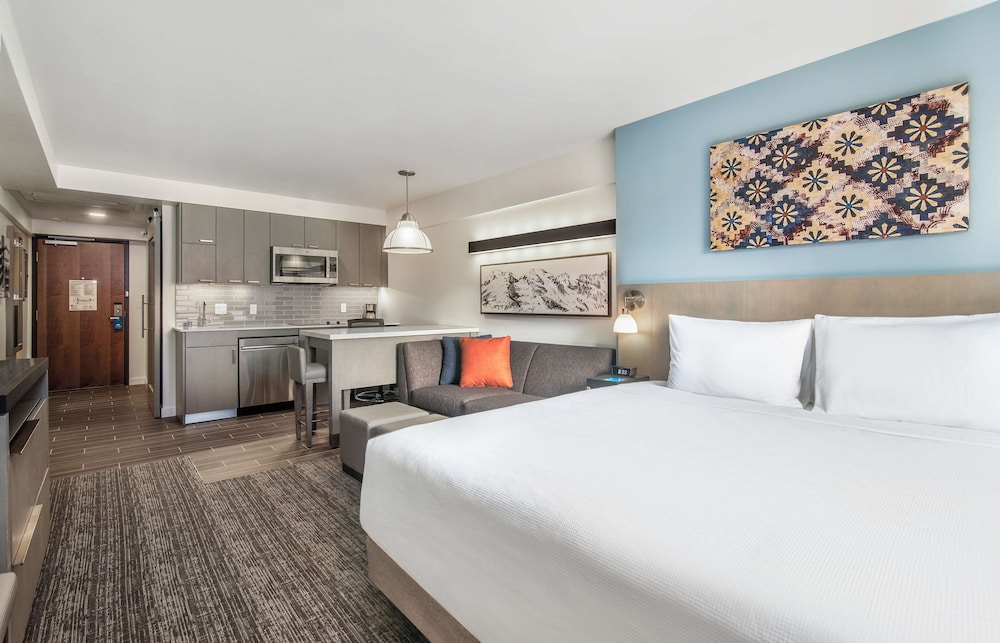 STUDIO, SUITE, KING BED, KITCHEN