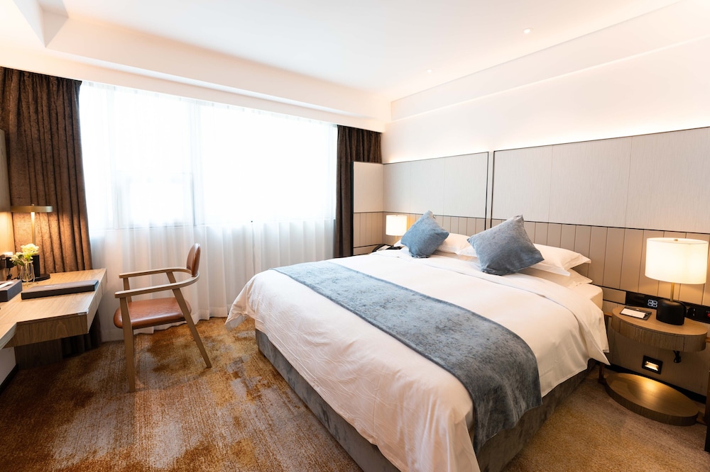 ELEGANT, QUEEN BED