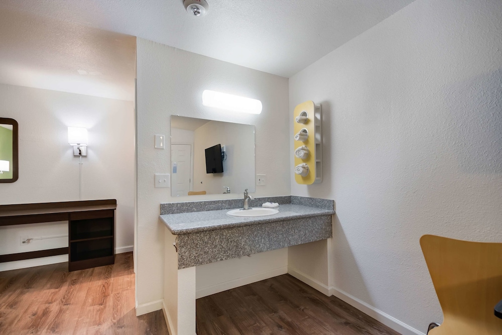 Motel6 Burlington, WA 44/45