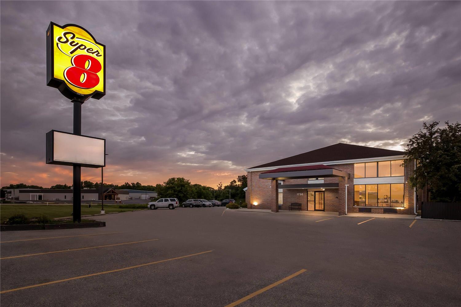 Super 8 by Wyndham Watertown WI 47/49