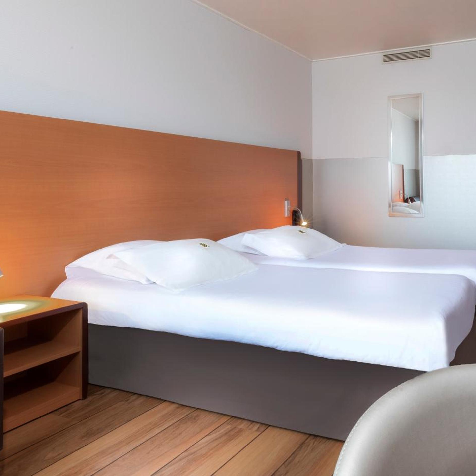 Parisian, Twin Beds, Hotel Du Lion 4/10