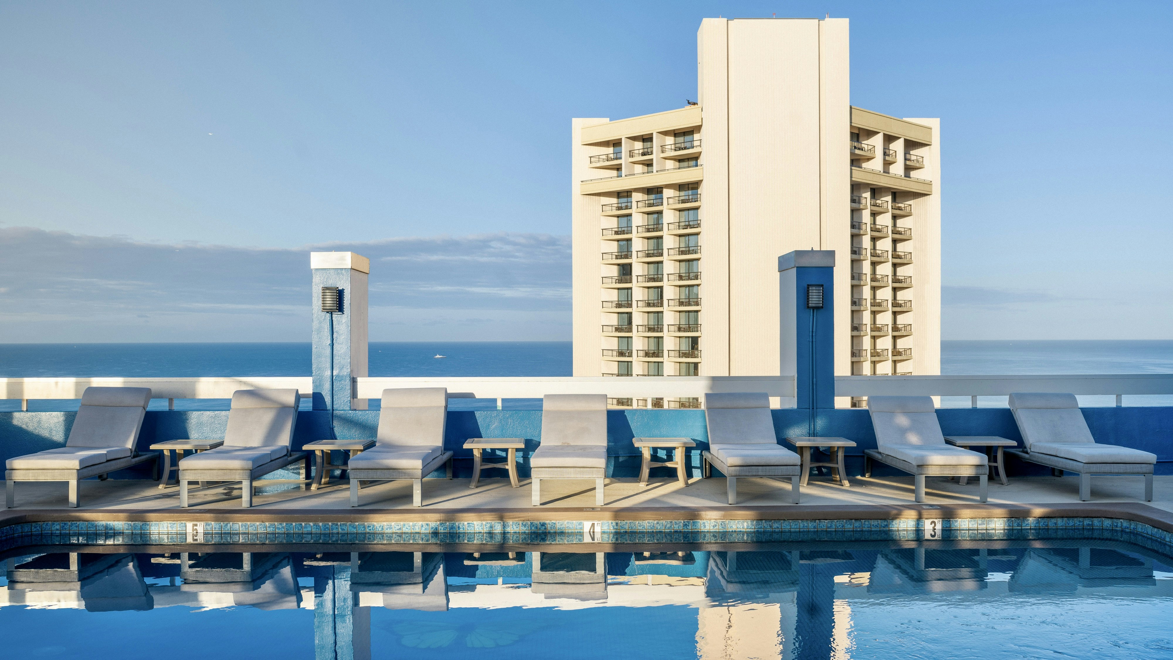 Pacific Monarch Hotel 72/73