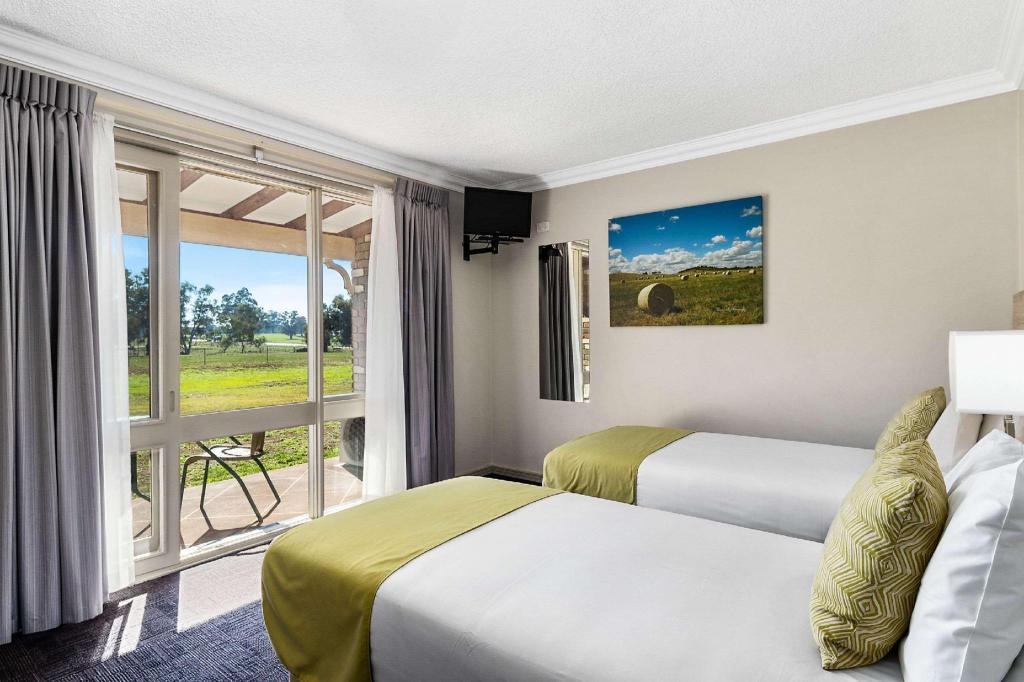 Upgrade, Queen and Twin Beds