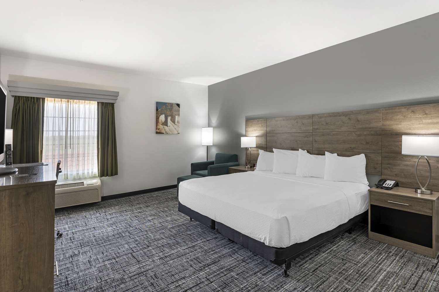 غرفة بسرير كينج بحوض استحمام لذوي الإعاقة