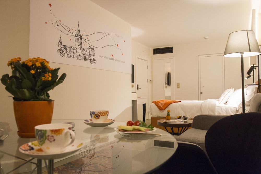 Sparkle Hotel 52/64