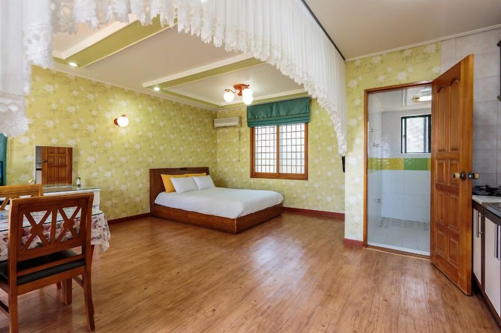 DELUXE, DOUBLE BED