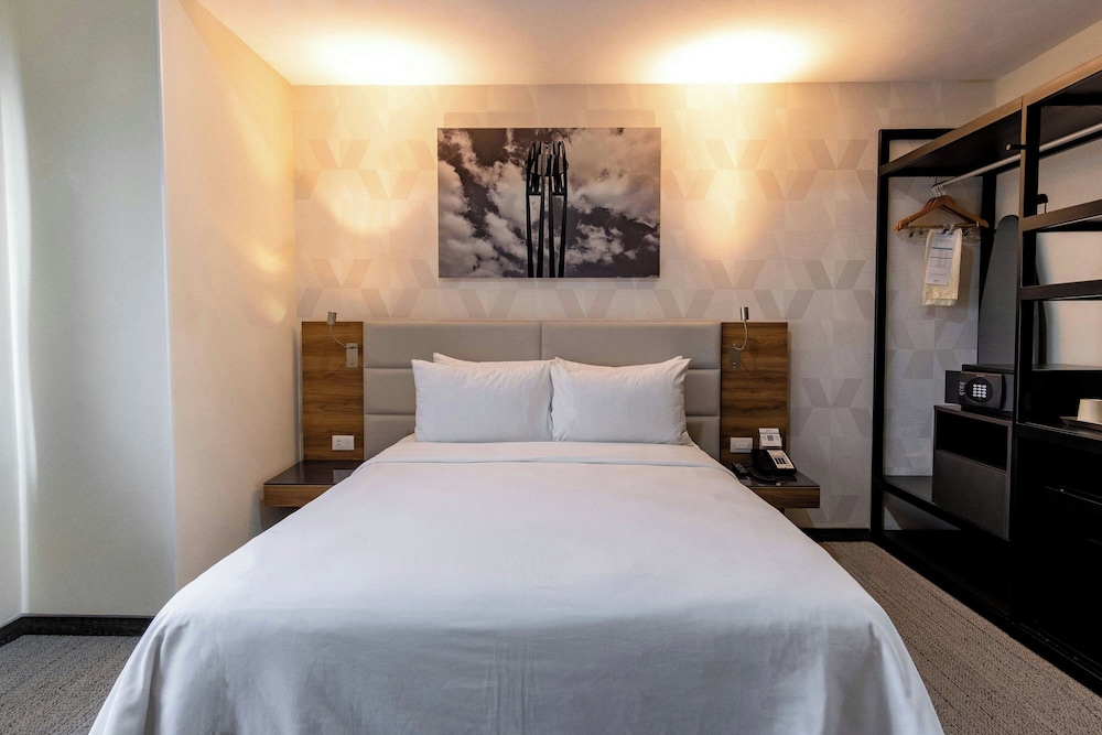 غرفة قياسية بسرير كوين، SJ Grand Hotel Monterrey 2/4