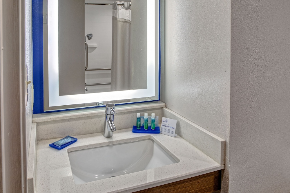 Holiday Inn Express Hotel And Suites Crossville 8/35