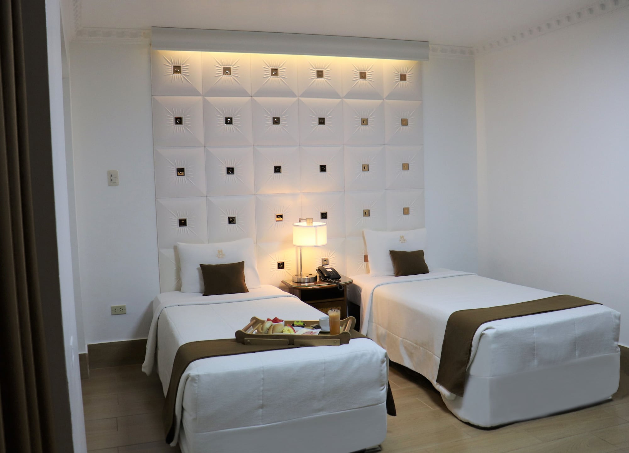 ROOM, TWIN BEDS