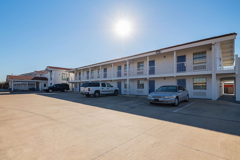 Motel6 Grand Prairie, TX - Interstate 30 42/51