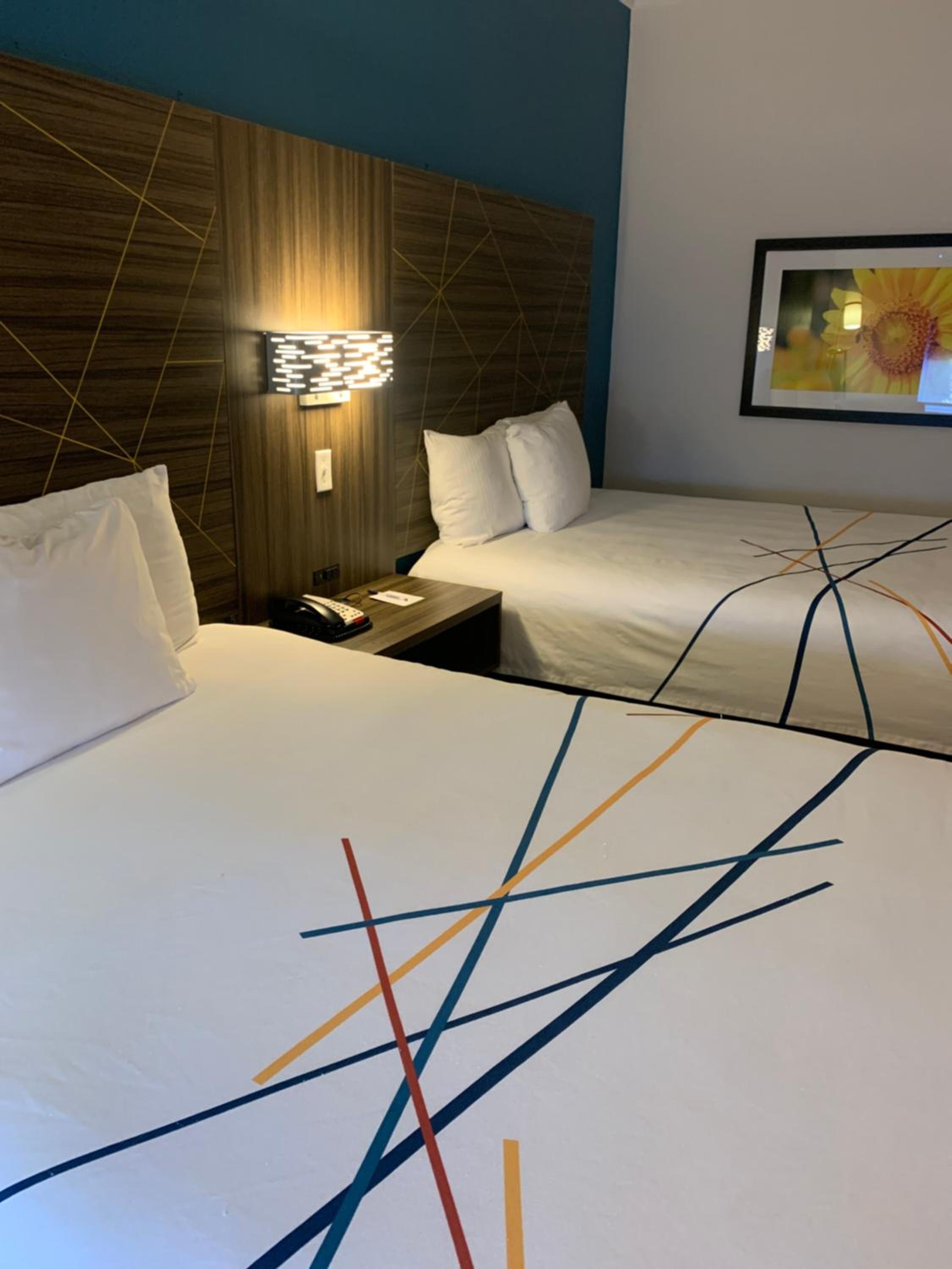غرفة بسريرين كوين بحوض استحمام لذوي الإعاقة، La Quinta Inn & Suites by Wyndham OKC North - Quail Springs 6/10