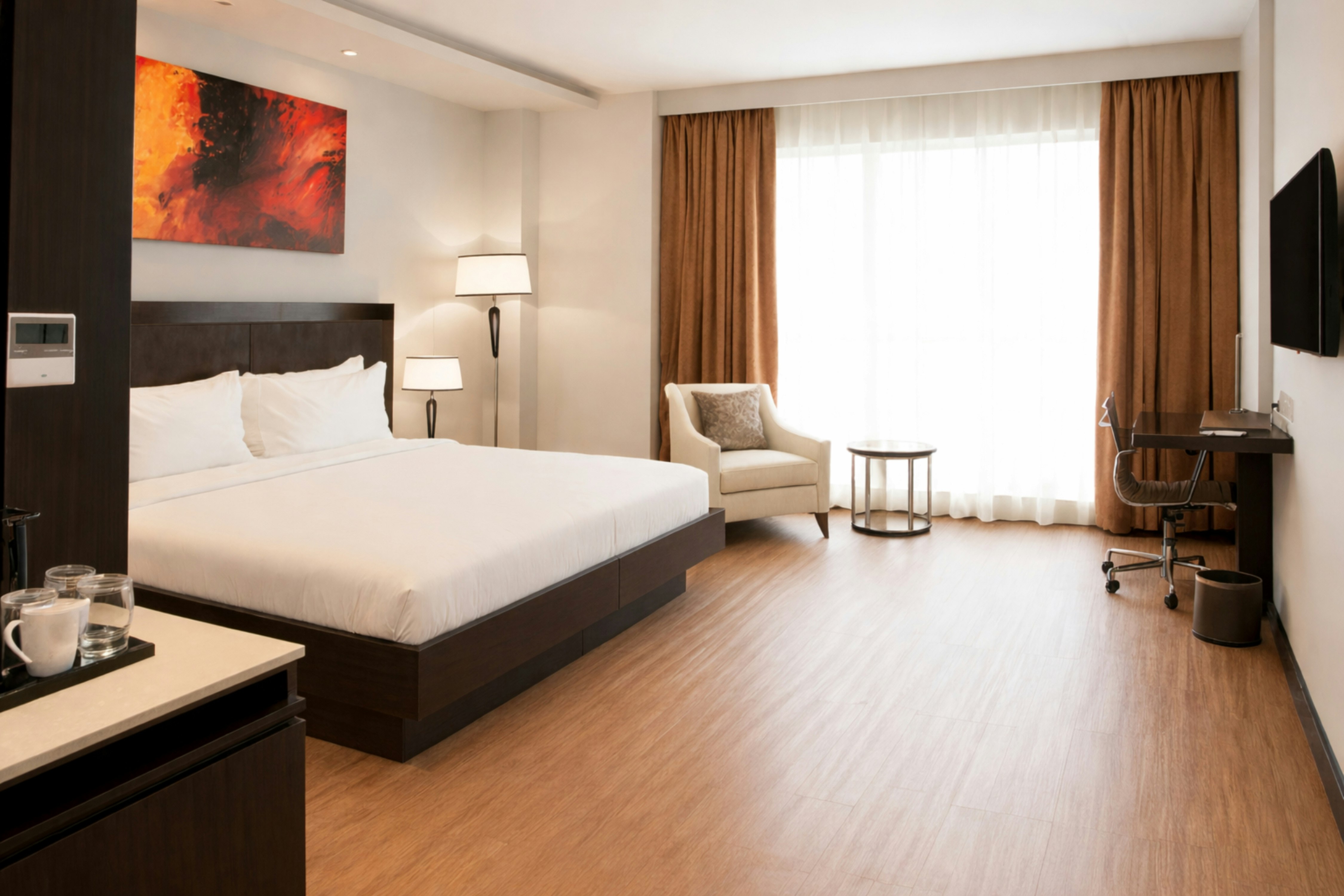 DELUXE, KING BED