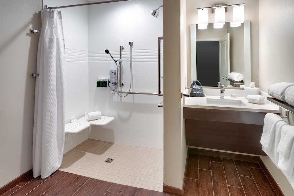 جناح بسرير كوين بغرفة نوم واحدة مع أريكة لذوي الإعاقة، TownePlace Suites by Marriott Clovis 2/2