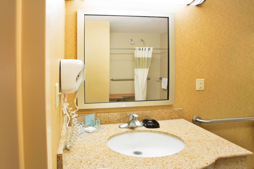 Hampton Inn and Suites Laurel, MS 23/45