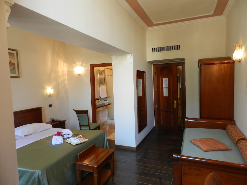 ROOM, TRIPLE