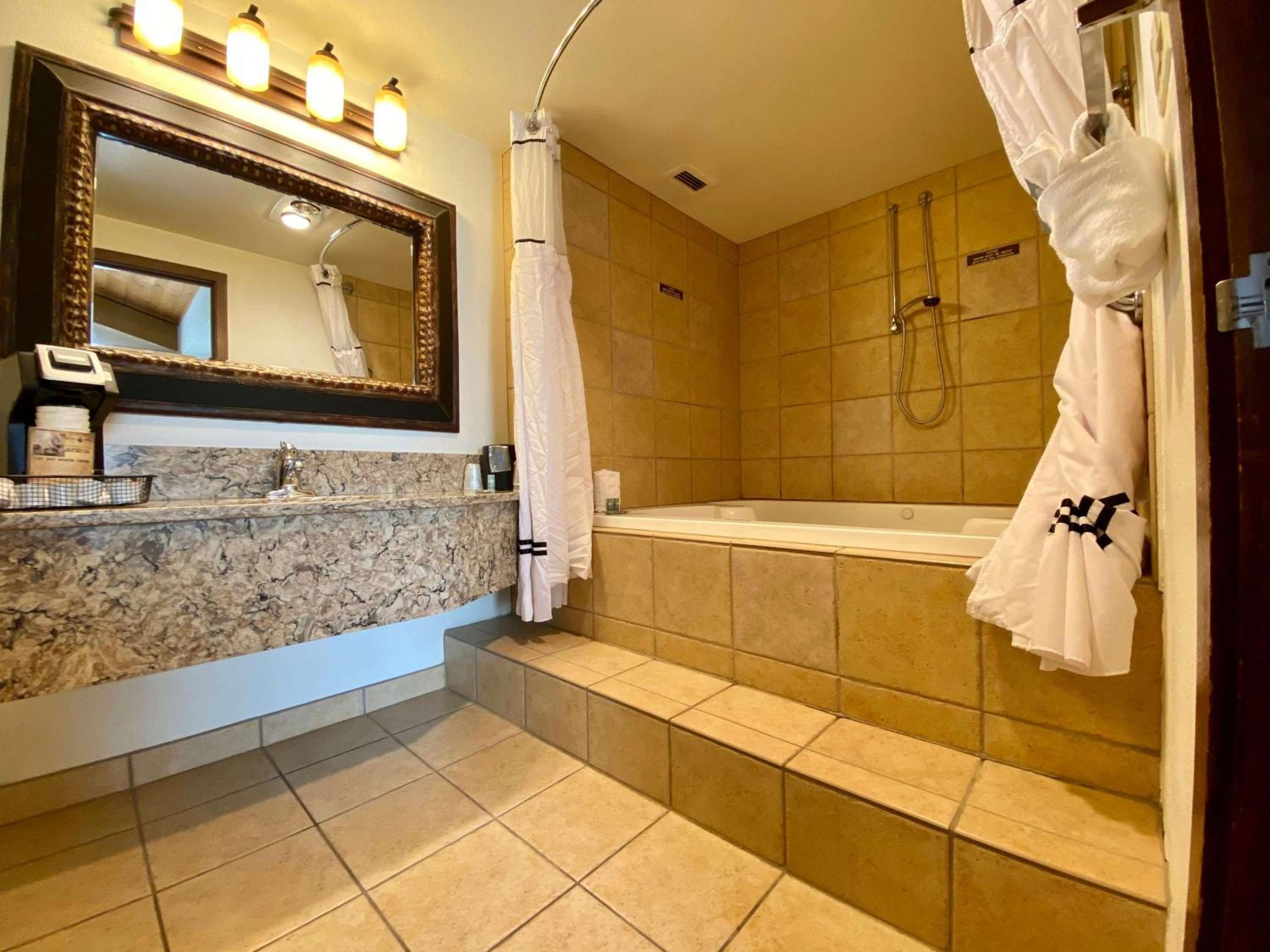 غرفة كبيرة بسرير كينج بحوض جاكوزي، Best Western Sheridan Center 4/4