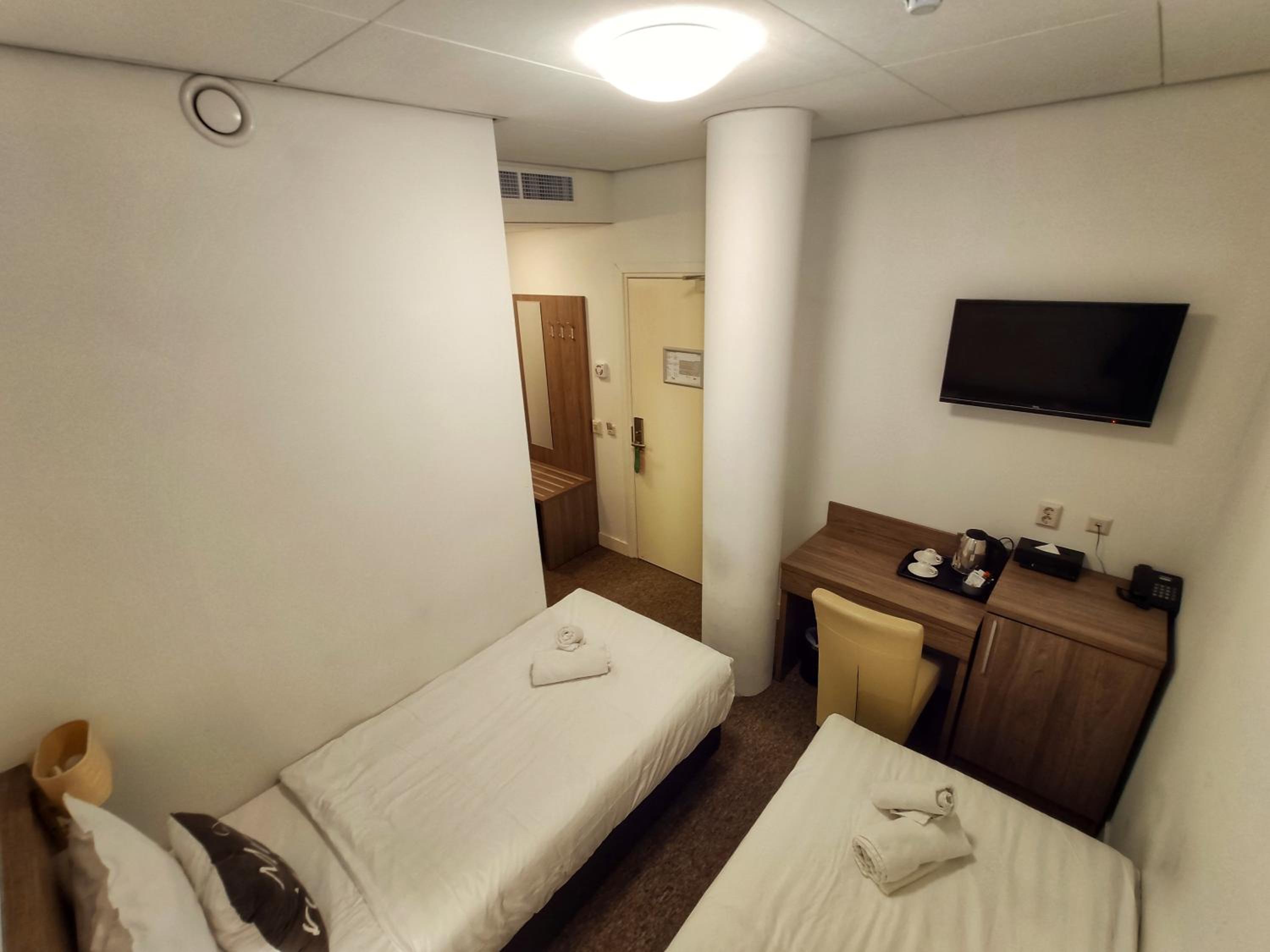 Standard, Twin Beds, No Window