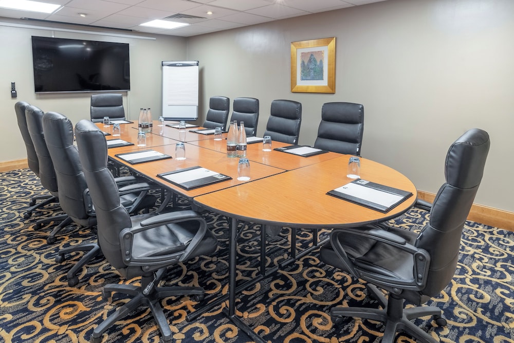 Airport Inn Manchester Hotel and Spa 63/71