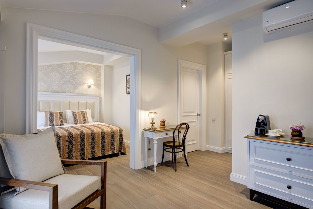 Passport Hotel 23/37