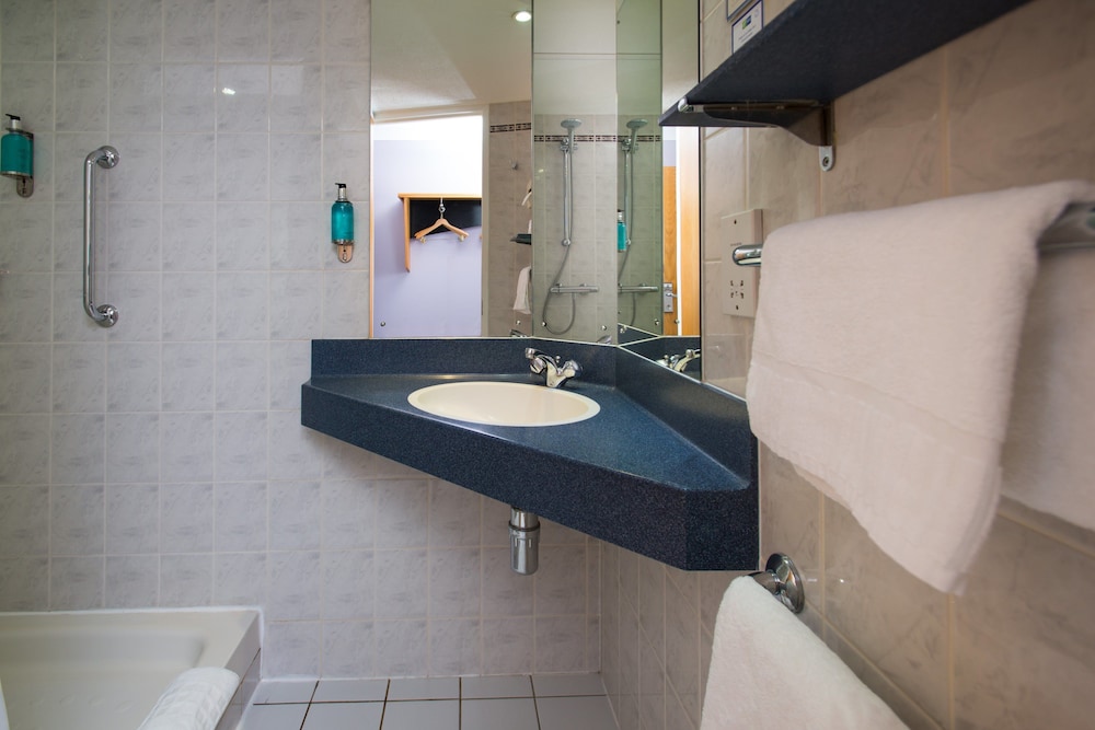 HOLIDAY INN EXPRESS BIRMINGHAM NEC 21/73