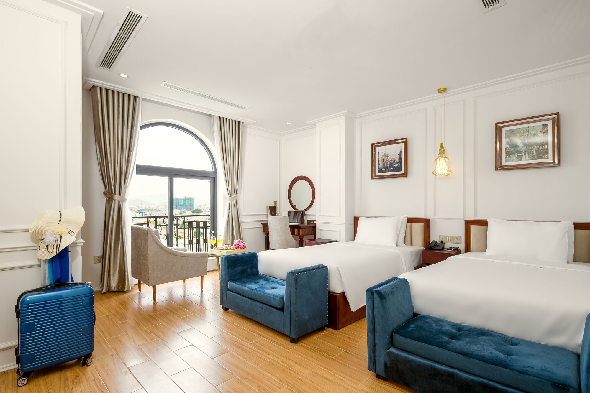 DELUXE, TWIN BEDS, CITY VIEW, BATHTUB