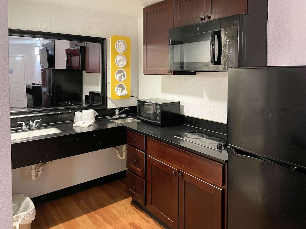غرفة قياسية بسريرين مزدوجين بمطبخ للمدخنين، Studio6 Houston, TX - Brookhollow 5/5