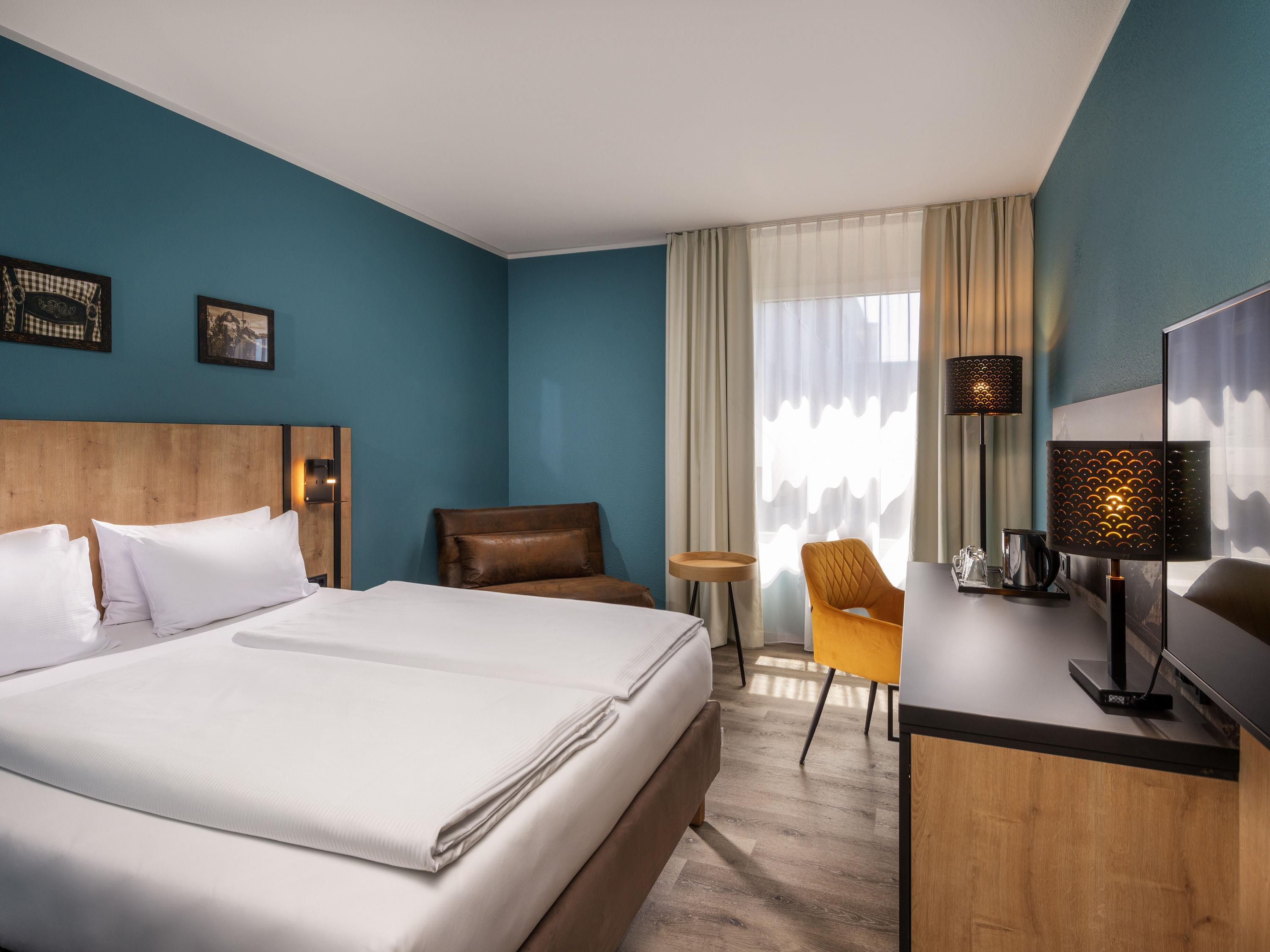 BUSINESS, QUEEN BED, COURTYARD SIDE VIEW