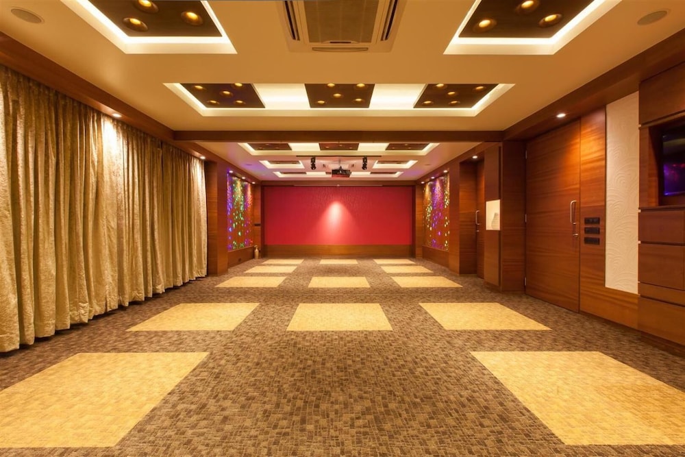Hotel Cosmopolitan Ahmedabad 59/62