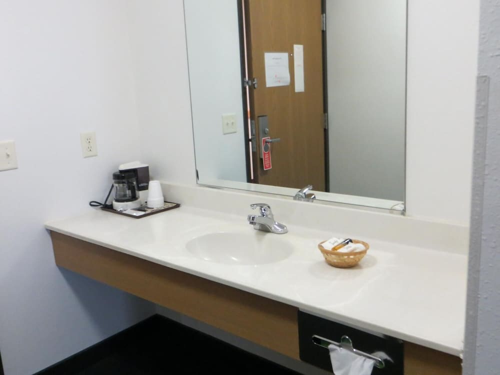AmeriVu Inn and Suites-Stanley 44/47