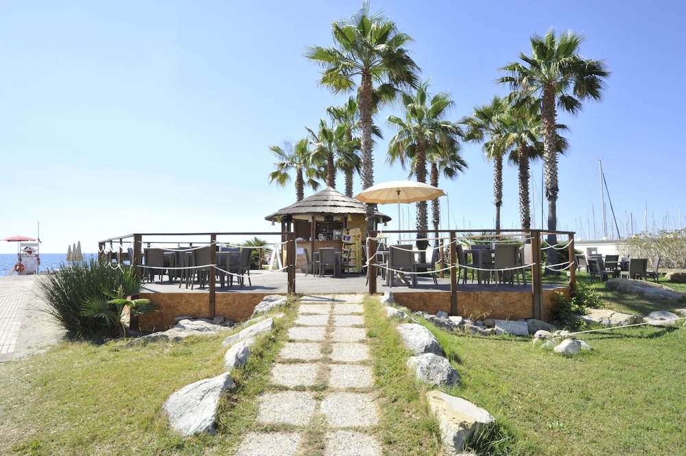 Aregai Marina Hotel Residence 66/67