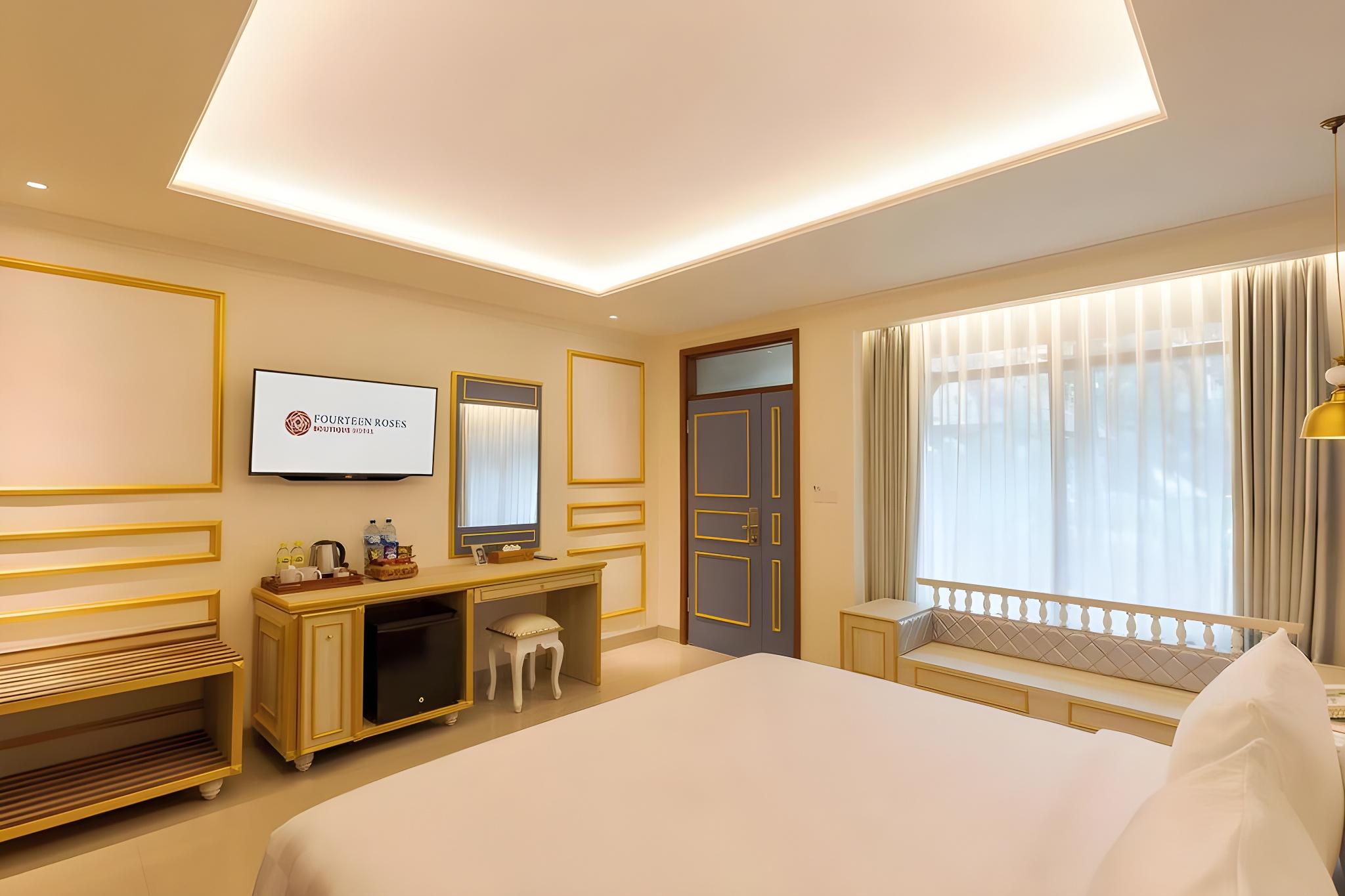 Royal, Classic, Double and Twin Beds, Pool Side