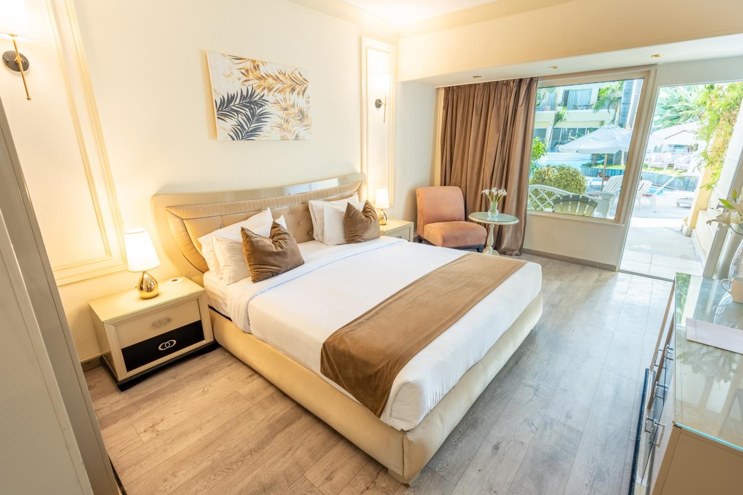 Family, Bungalow, King and Queen Bed, Pool Front