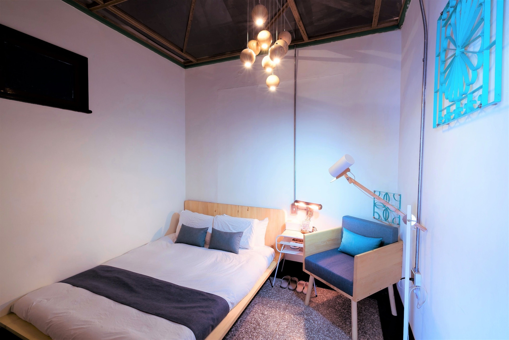 SIGNATURE, QUEEN BED, SHARED BATHROOM