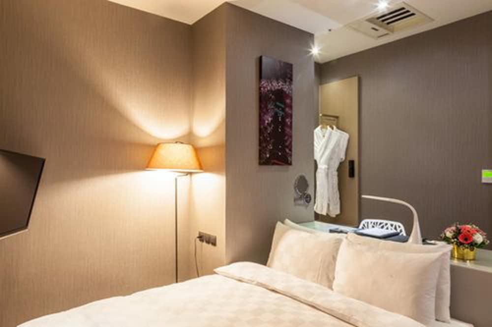 Sparkle Hotel 21/48
