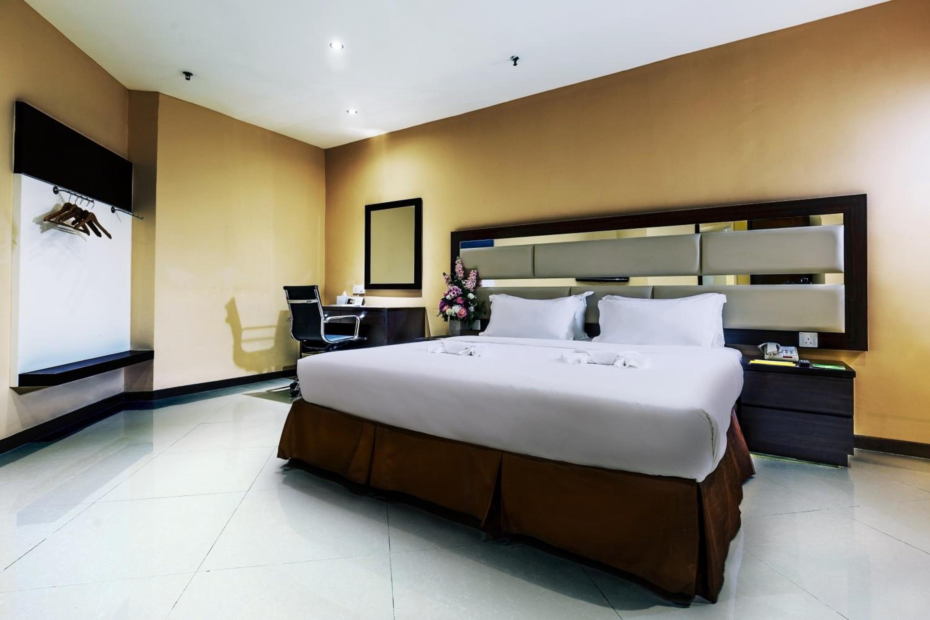 Room, Single, King Bed, No Window